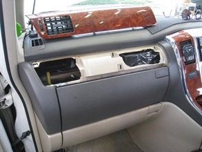 A false compartment in the private car used for placing a batch of smartphones.