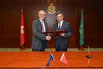 The HK, China-European Union (EU) Joint Customs Co-operation Committee Meeting was held today (April 27) to discuss trade facilitation and enforcement issues. The Assistant Commissioner (Excise and Strategic Support) of Hong Kong Customs, Mr David Fong (right), exchanges the signed Action Plan with the Director of Security, Safety, Trade Facilitation, Rules of Origin and International Cooperation of the Directorate General of Taxation and Customs Union of the European Commission, Mr Antonis Kastrissianakis.