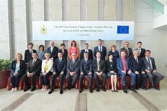 Mr Fong (front row, centre) and Mr Kastrissianakis (front row, fifth left) with the EU delegation.
