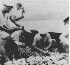 缉私队人员在船上销毁鸦片（一九四九年图片）。