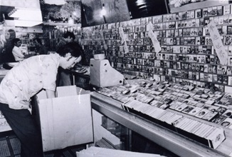 海关人员搜查一间售卖盗版音乐录音带的店铺（一九七四年图片）。