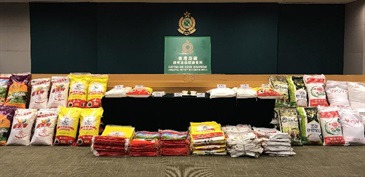 Hong Kong Customs raided a suspected counterfeit rice packing and storage centre in an operation conducted in San Po Kong yesterday (May 18) to combat the packing and supply of suspected counterfeit rice. About 15 tonnes of suspected counterfeit rice in packs, 6 tonnes of packed low-priced rice, and 1.6 tonnes of genuine brand rice with an estimated market value of about $178,000 were seized. Some rice-mixing apparatus and more than 7 000 suspected counterfeit rice bags were also seized during the operation.