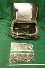 检获的可卡因毒品藏于行李箱夹层内。