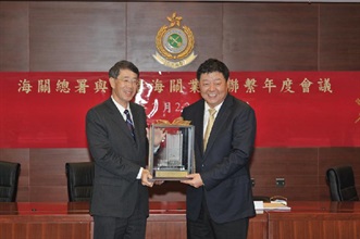 袁铭辉（左）向吕滨致送纪念品。