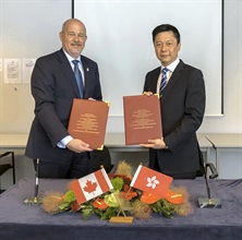 The Assistant Commissioner of Customs and Excise (Excise and Strategic Support), Mr Jimmy Tam (right), signed a Mutual Recognition Arrangement Action Plan with the Vice President of the Canada Border Services Agency, Mr Martin Bolduc, in Brussels, Belgium, today (June 29, Brussels time) to mark the commencement of formal negotiation for mutual recognition of the Hong Kong Authorized Economic Operator Programme and the Partners in Protection Programme in Canada.