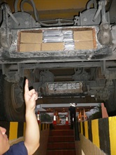 檢獲的智能電話藏於貨櫃車拖架三條已改裝的車底軸內。