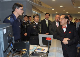 曾蔭權參觀無線電指揮控制中心，聽取海關人員的介紹。