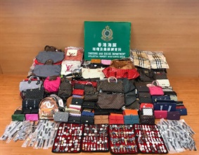 香港海关昨日（九月五日）采取执法行动，打击售卖怀疑冒牌物品的活动，共检获一千二百七十七件怀疑冒牌物品，估计市值约五十万元。