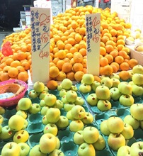 香港海關昨日（十月十四日）在大埔一間水果零售商檢獲一百九十二個懷疑附有虛假品種說明的蘋果，估計市值約一千五百元。