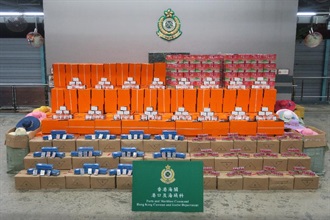 香港海关今日（十一月九日）在葵涌海关大楼验货场的一个货柜内检获一批怀疑走私货物，包括电池、帽及扑克牌，估计市值约三百万元。