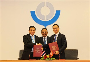 香港海關關長張雲正（右）與泰國海關關長Somchai Sujjapongse博士（左）在世界海關組織亞太區副主席Dato' Sri Khazali bin Hj Ahmad（中）見證下交換互認安排的簽署文件。