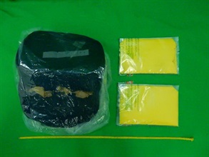 香港海关十一月三十日在香港国际机场一行李箱的夹层内检获两包共约二点一公斤怀疑可卡因。