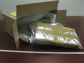 海关人员检获的毒品藏在一件报称「金属」的纸箱包裹内。