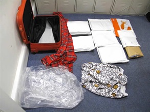 海關人員在兩名旅客的行李箱內搜出共重約30公斤的草本大麻，市值約280萬元。