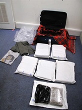 海关人员在两名旅客的行李箱内搜出共重约30公斤的草本大麻，市值约280万元。