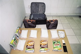 海关人员昨日（四月二十八日）在落马洲管制站检获约十公斤甲基安非他命（俗称「冰」）的毒品，市值约七百六十万元。