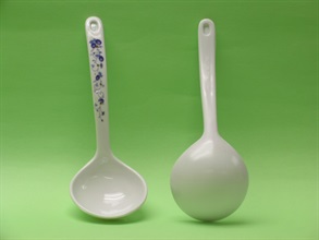 测试结果显示，一款仿瓷汤匙的样本被验出甲醛含量超标。
