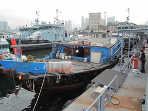 海关人员截查的渔船。