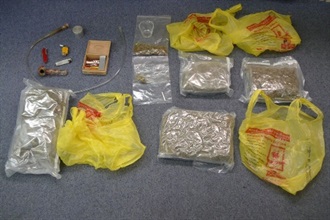 海关人员检获1.5公斤大麻草及一批吸食大麻器具。