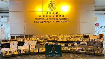 香港海关六月八日在屯门内河船码头检获约二万二千件怀疑冒牌货物，估计市值约六百五十万元。图示检获的怀疑冒牌货物。