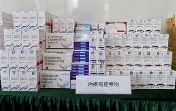 海关人员三月二十一日至四月一日在香港国际机场和上水检获共约十一万七千粒和九百瓶怀疑受管制药物，估计市值约三百万元，检获的药物主要有三类，分别为新冠口服抗病毒药物、治疗心血管病药物和治疗癌症药物。图示检获的治疗癌症药物。