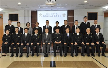 香港海关关长邓忍光（左五）与海关总署副署长兼广东分署主任吕滨（左六）及双方代表团今日（十二月一日）在广州合照。