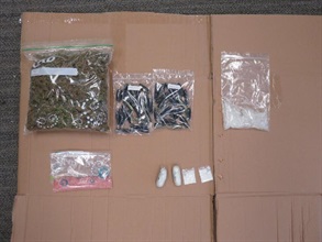 檢獲的懷疑毒品：（上左至右）大麻花、大麻精和冰毒；（下左至右）搖頭丸粉末和可卡因。