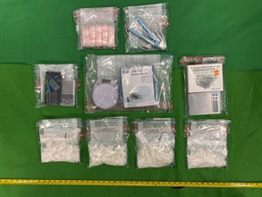 香港海关今日（八月四日）在新蒲岗检获约一公斤怀疑霹雳可卡因，估计市值约一百四十万元，并拘捕一名二十五岁男子。图示检获的怀疑霹雳可卡因及一批毒品包装工具。