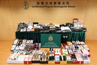 香港海关今日（八月十日）采取打击售卖冒牌物品的特别执法行动，检获约一千件怀疑伪冒名牌货品，估计市值约一百五十万元。图示部分检获的怀疑伪冒名牌货品。