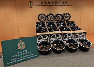 香港海关昨日（八月十一日）采取执法行动打击售卖冒牌汽车轮圈，在一间汽车零件店铺检获四十二个怀疑冒牌汽车轮圈，估计市值约五万元。图示部分检获的怀疑冒牌汽车轮圈。