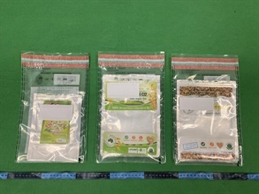 香港海关八月三日在香港国际机场检获约两公斤怀疑冰毒，估计市值约九十二万元。图示部分用作收藏怀疑冰毒的食品包装袋。