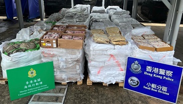 香港海關和水警昨日（八月十七日）在香港西南面水域進行聯合反走私行動，偵破一宗涉嫌利用貨船走私的案件，檢獲約二十二噸懷疑走私凍肉，估計市值約三百四十萬元。圖示部分檢獲的懷疑走私凍肉。
