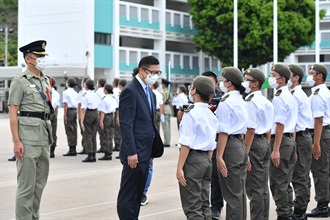 香港海关本周（八月十五日至十九日）举办「海关青年领袖团暑期训练营2022」，结业会操今日（八月二十日）于香港海关学院举行。图示保安局局长邓炳强（左二）检阅结业学员。