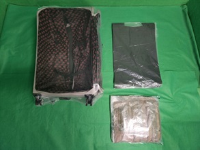 香港海关今日（八月二十四日）在香港国际机场检获约三点四公斤怀疑可卡因，估计市值约二百九十万元。图示检获的怀疑可卡因和用作收藏毒品的行李箱。