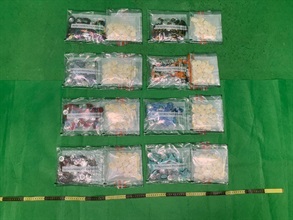 香港海关昨日（九月五日）在香港国际机场检获约一公斤怀疑可卡因，估计市值约八十八万元。图示检获的怀疑可卡因和用作收藏毒品的衣服钮扣。