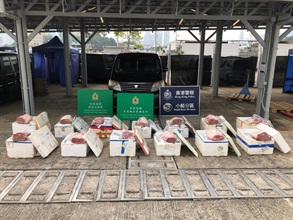 香港海关和水警昨日（九月十日）进行联合行动，在西贡侦破一宗涉嫌利用快艇走私的案件，检获约四百公斤怀疑走私高价冷冻和牛牛肉，估计市值约二百万元。