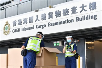 香港海关由九月十二日起展开名为「红心行动II」的全方位执法行动，于各海陆空口岸做好把关的工作。图示海关人员利用先进仪器检查经陆路边境口岸进口的货物。