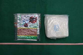 香港海关昨日（九月二十八日）在上水检获约十一公斤怀疑冰毒，估计市值约六百七十万元。图示其中一个藏有怀疑冰毒的茶叶包装袋。