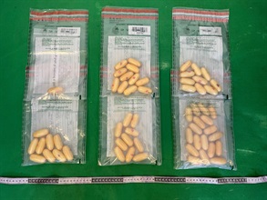 香港海关昨日（十月十日）侦破一宗体内藏毒案件，检获约一点二公斤怀疑可卡因，估计市值约一百二十万元。图示检获的怀疑可卡因。