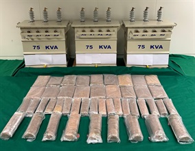 Hong Kong Customs on October 14 detected a drug trafficking case using electric transformers and seized about 76 kilograms of suspected methamphetamine with an estimated market value of about $46 million at Hong Kong International Airport. Photo shows the suspected methamphetamine seized and the electric transformers used to conceal the drugs.
