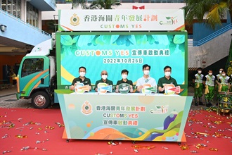 Hong Kong Customs today (October 26) held the kick-off ceremony for the "Customs YES Promotion Vehicle" at the Chinese Foundation Secondary School, signaling that the department spares no effort in strengthening youth work and deepening young people's understanding of the work of Customs. Photo shows the Commissioner of Customs and Excise, Ms Louise Ho (centre); the Deputy Commissioner of Customs and Excise (Control and Enforcement), Mr Chan Tsz-tat (first left); the Deputy Commissioner of Customs and Excise (Management and Strategic Development), Mr Lai Lau-pak (first right); the Executive Director of the "Customs YES" Executive Committee, Mr Edgar Kwan (second left); and the Principal of the Chinese Foundation Secondary School, Mr Ho Tik-shun (second right), officiating at the event.