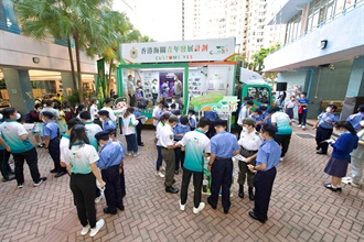 香港海關今日（十月二十六日）在中華基金中學舉行「Customs YES宣傳車」啓動典禮，標誌着海關不遺餘力加強青年工作，讓青少年對海關的工作有更深入的認識。圖示學生即場登記成為「Customs YES」的會員。