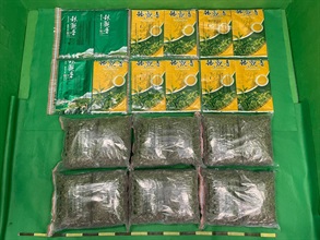 香港海关今年七月尾至十月中期间，在香港国际机场破获五宗本地集运公司被利用的毒品案件，检获约二十九公斤怀疑冰毒和约十二公斤怀疑大麻花，估计市值共约二千万元。图示海关人员于第四宗和第五宗案件中检获的怀疑大麻花和用作收藏毒品的茶叶包装袋。