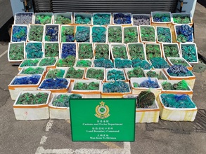 Hong Kong Customs and the Centre for Food Safety of the Food and Environmental Hygiene Department on October 28 seized about 2 700 kilograms of suspected smuggled hairy crabs and about 4 kg of suspected smuggled crawfish with a total estimated market value of about $1.3 million in a joint operation at Man Kam To Control Point. Photo shows the suspected smuggled hairy crabs and crawfish seized.