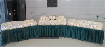 香港海關十一月四日偵破一宗大型販運可卡因案件，在元朗檢獲約二百四十公斤懷疑可卡因，估計市值約二億一千萬元。圖示檢獲的懷疑可卡因。
