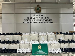 香港海关十一月二十四日在屯门内河船码头海关验货场检获约一万对怀疑冒牌运动鞋，估计市值约三百六十万元。图示部分检获的怀疑冒牌运动鞋。