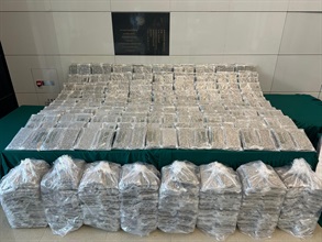 香港海關十二月九日在葵涌海關大樓驗貨場檢獲約三百四十八公斤懷疑大麻花，估計市值約六千萬元。圖示海關人員檢獲的懷疑大麻花。