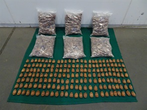 Hong Kong Customs yesterday (January 2) mounted an anti-smuggling operation at Lok Ma Chau Control Point and detected a suspected smuggling case involving a cross-boundary goods vehicle. A batch of suspected smuggled dried abalone with an estimated market value of about $1.95 million was seized. Photo shows the suspected smuggled dried abalone seized.