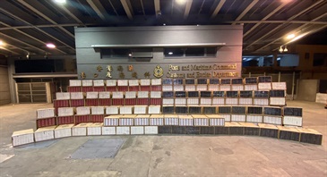 Hong Kong Customs yesterday (January 6) seized about 4.9 million suspected illicit cigarettes with an estimated market value of about $13.6 million and a duty potential of about $9.4 million in Kwai Chung. Photo shows the suspected illicit cigarettes seized.