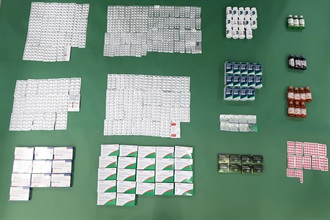 Hong Kong Customs detected three suspected medicine smuggling cases at Hong Kong International Airport in the past two days (January 7 and 8). About 11 000 tablets and about 1 000 milliliters of suspected controlled medicines with a total estimated market value of about $600 000 were seized. Photo shows the suspected controlled medicines seized by Customs officers in the first case.